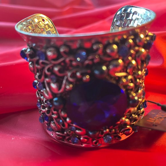 Stunning silver bracelet with faux saphires. Beautifully ornate. NWT - Picture 4 of 4